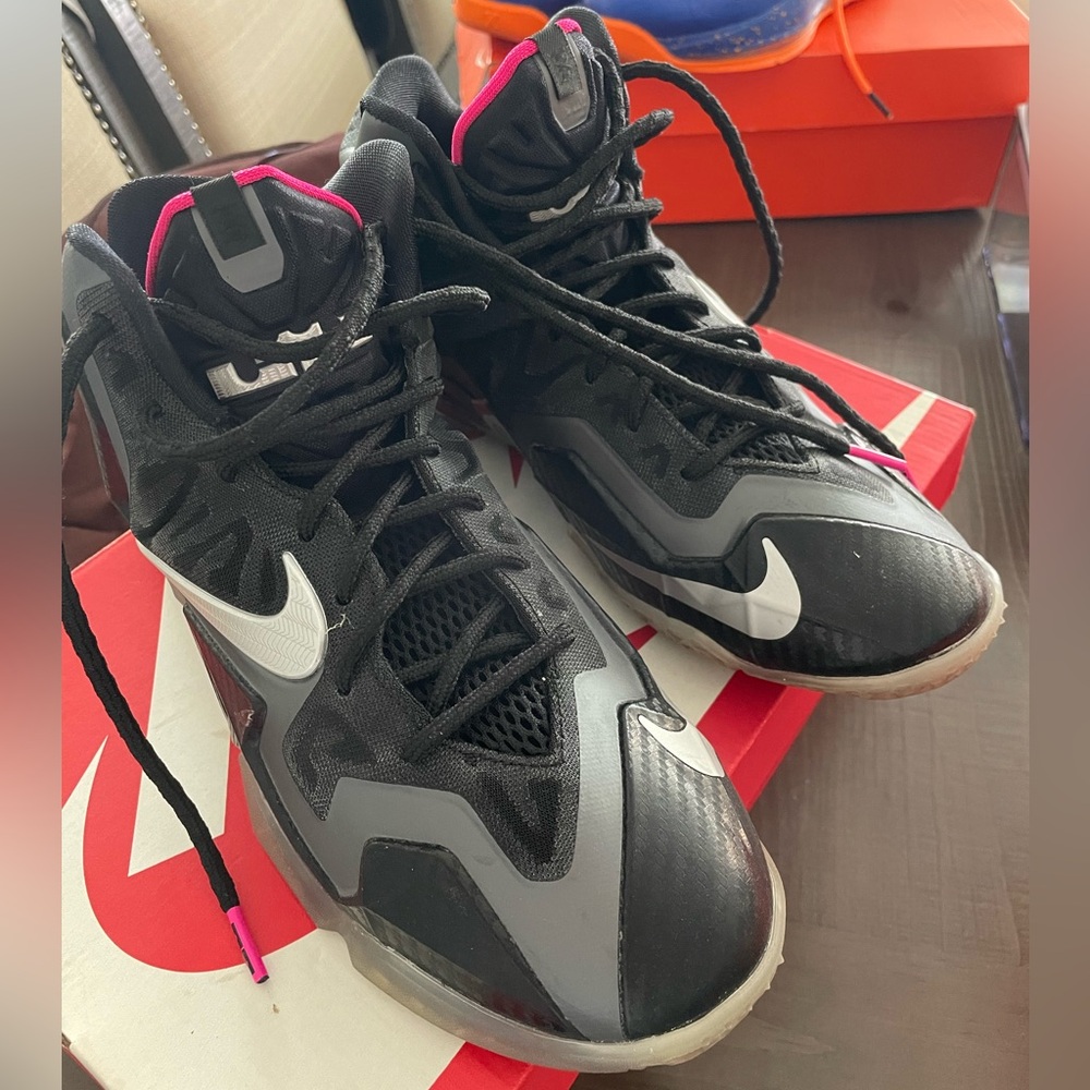 Nike Lebron XI GS basketball shoes